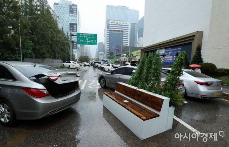[포토]폭우로 도로까지 밀려난 벤치