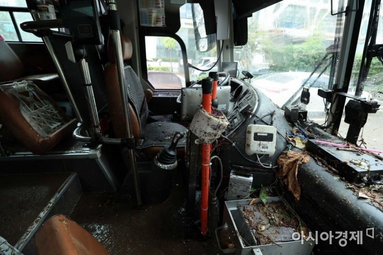 [포토]폭우가 덮친 버스