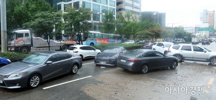 [포토]폭우에 정차된 차량