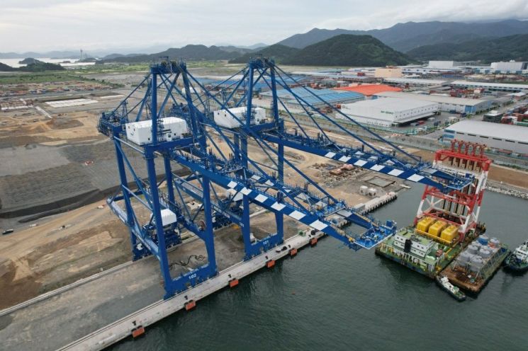 [공기UP, 현장에서]생산유발 효과 6500억…부산신항, 스마트항만 초석 다진다