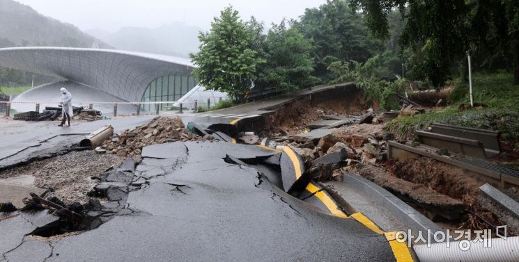 [포토] 기록적인 폭우에 붕괴된 도로