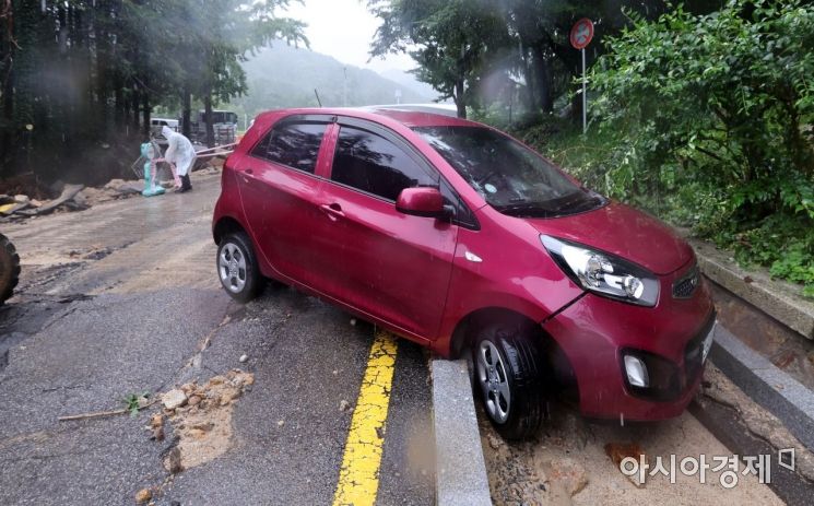 [포토] 기록적인 폭우에 휩쓸린 차량