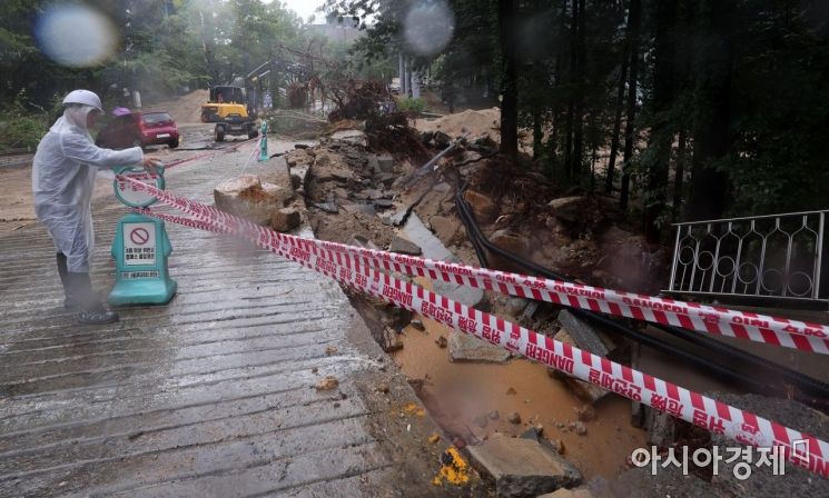[포토] 기록적인 폭우에 대학 캠퍼스도 아수라장