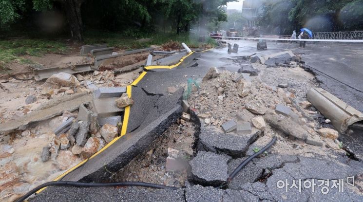 [포토] 기록적인 폭우에 무너진 도로