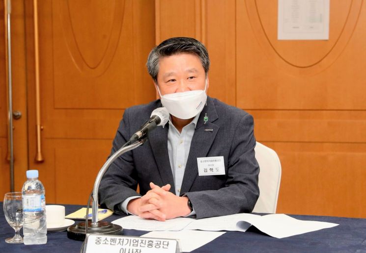 지난달 9일 대전에서 열린 중진공-중소기업융합중앙회 간담회에서 김학도 중진공 이사장이 발언하고 있다.