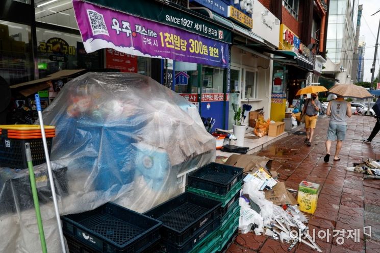 서울을 비롯한 중부지역에 기록적인 폭우가 내린 9일 서울 서초구 진흥아파트 상가가 폭우로 피해를 입고 있다./강진형 기자aymsdream@