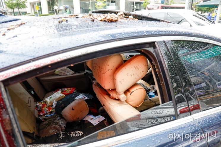 서울을 비롯한 중부지역에 기록적인 폭우가 내린 9일 서울 서초구 강남역 일대에 폭우에 침수된 차량의 모습이다. 자동차 보험의 자기차량손해담보에 가입했다면 피해 보상을 받을 수 있다.