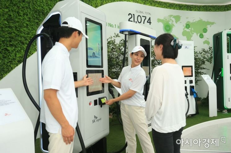 ㈜SK가 투자한 전기차 충전기업 SK시그넷이 전기차 레이싱대회 '서울 E-프리' 행사에 맞춰 최신 충전기를 선보인다고 10일 밝혔다. 고객이 SK시그넷 초고속 충전기를 체험하고 있는 모습.