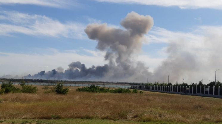 러 점령지 크림반도 공군기지서 탄약고 폭발…우크라 반격 추정