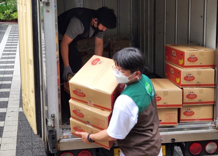 GS리테일 임직원 등이 수해 피해를 입은 이재민을 위해 긴급 구호 물품을 싣고 있다.