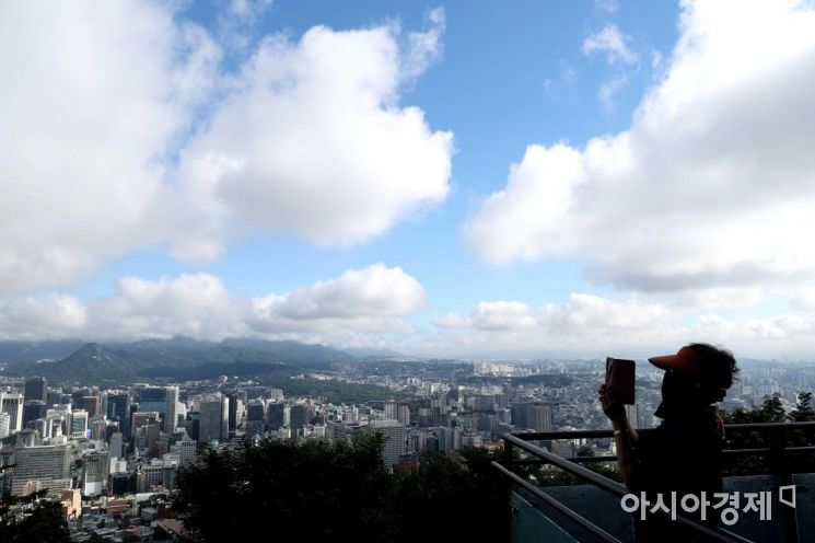 남산에 오른 시민이 맑은 하늘을 보고 있다. /문호남 기자 munonam@