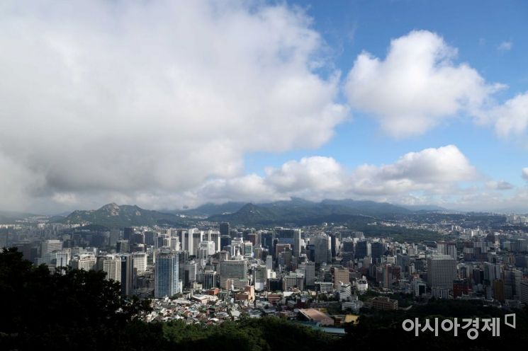 남산에서 바라본 서울 하늘에 먹구름과 흰구름이 뒤섞여 있다. /문호남 기자 munonam@