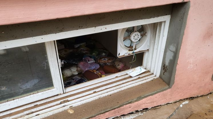 지난 8일 오후 9시7분께 서울 관악구 부근 한 빌라 반지하에 폭우로 침수된 일가족 3명이 갇혀 신고했지만 결국 사망했다./연합뉴스