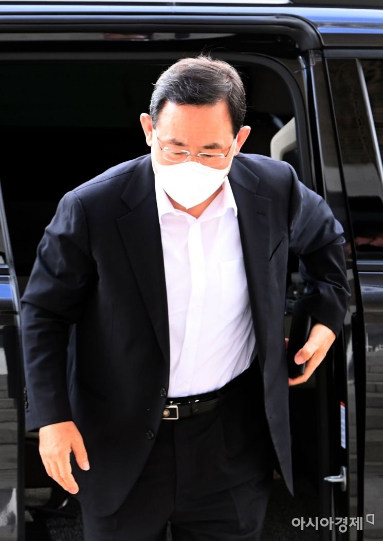 첫 출근한 주호영 비대위원장…"이준석과 다각도로 접촉 노력"