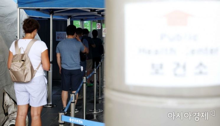 코로나19 확산세가 이어진 10일 서울 용산구보건소 선별진료소에서 시민들이 검사를 받고 있다./문호남 기자 munonam@