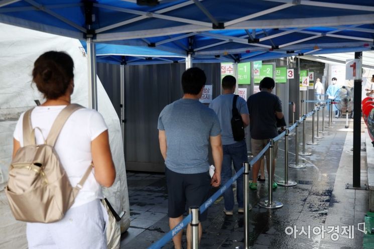 코로나19 확산세가 이어진 10일 서울 용산구보건소 선별진료소에서 시민들이 검사를 받고 있다./문호남 기자 munonam@