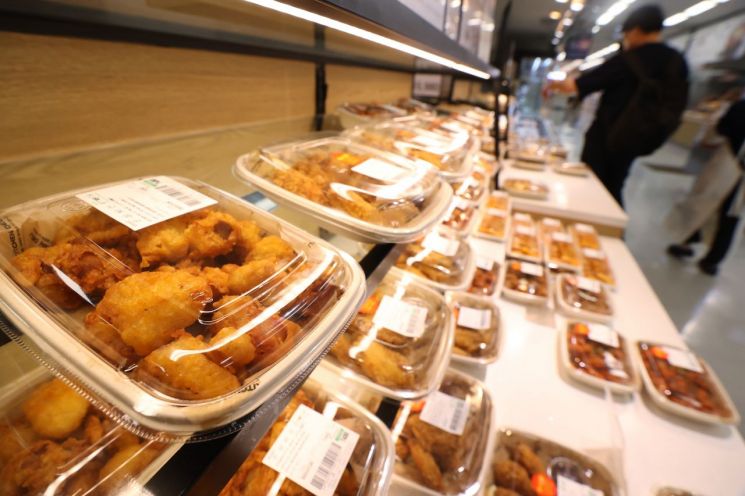 대형마트 3사가 선보인 치킨에 소비자들의 호평이 이어지고 있다. 사진은 서울의 한 대형마트에 진열된 치킨. [이미지출처=연합뉴스]