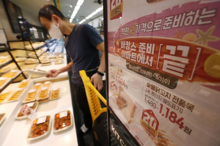 전문가는 물가 상승이 이어지면서 소비자들이 값싼 마트 치킨을 선호하고 있다고 분석했다. 사진은 서울의 한 대형마트의 할인 안내문. [이미지출처=연합뉴스]