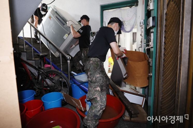 [포토] 집중호우 피해지역 대민 지원 나선 육군