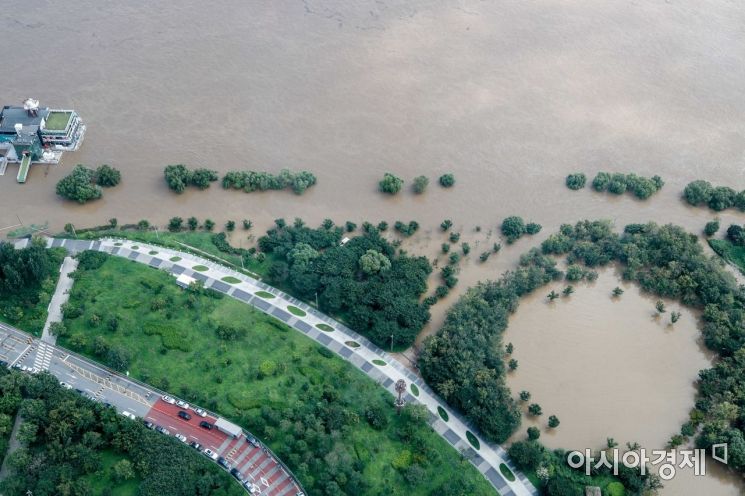 중부지방을 휩쓴 폭우가 소강상태에 접어든 10일 서울 여의도 한강공원이 한강물에 잠겨 있다./강진형 기자aymsdream@