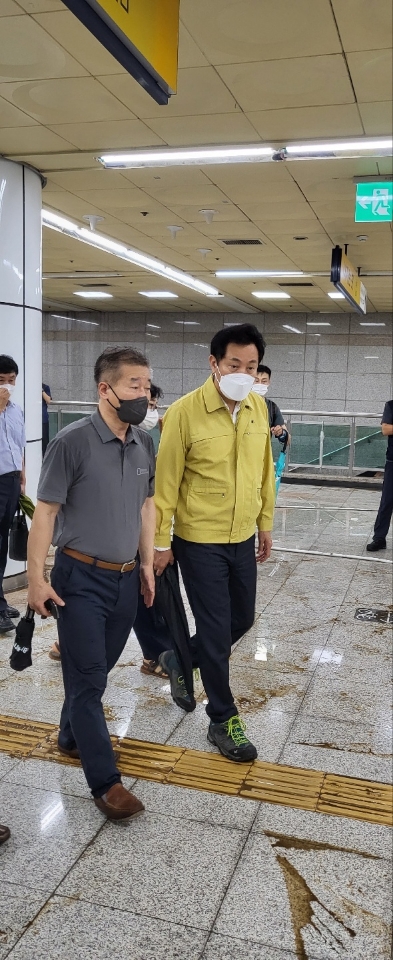 오세훈 서울시장(오른쪽)이 지하철 이수역 침수 현장을 방문, 김성렬 서울교통공사 기술본부장 안내를 받고 현장으로 가고 있다. (사진 제공=서울교통공사)
