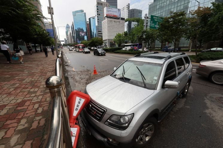 10일 오전 서울 강남역 인근에 침수된 차가 방치되어 있다. [이미지출처=연합뉴스]