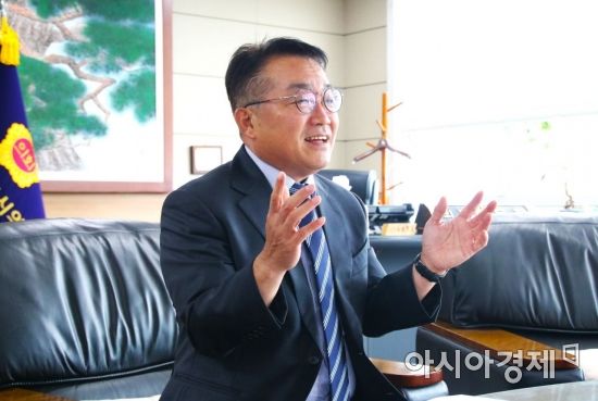 정무창 광주광역시의회 의장이 '의회다운 의회'를 만들어 시민에게 신뢰받도록 하겠다는 포부를 밝히고 있다.