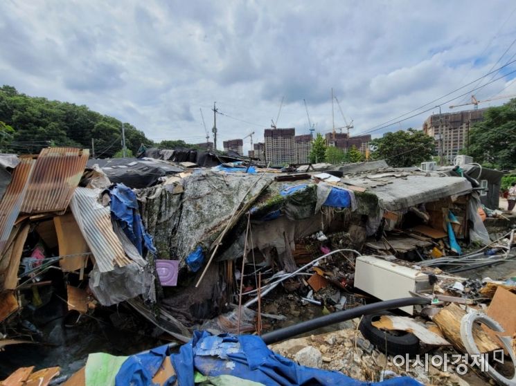 지난 8일 서울시 일대를 강타한 폭우로 인한 산사태에 구룡마을의 일부 집 지붕이 무너졌다./사진=공병선 기자 mydillon@
