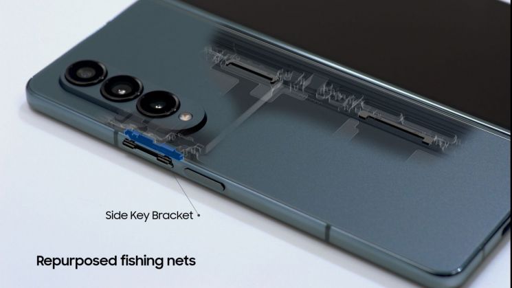 지구를 위한 갤럭시…'Z플립·버즈2'에도 폐어망 부품 소재 적용