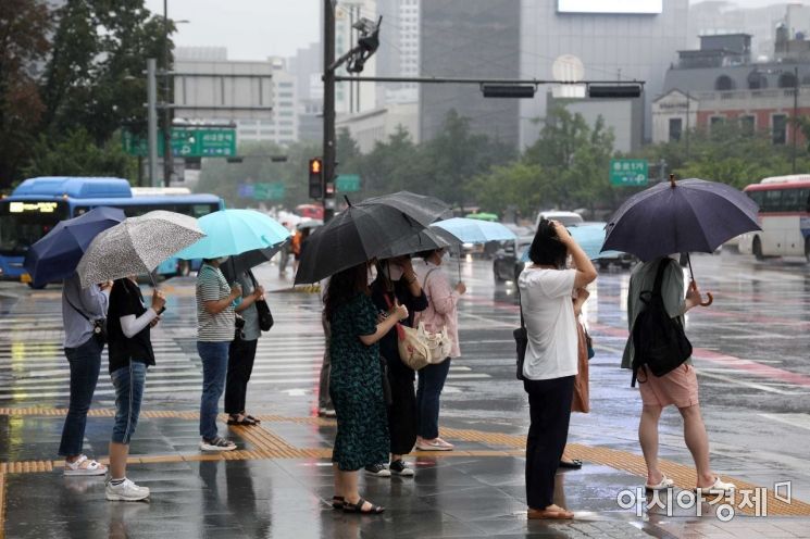 비가 내린 11일 서울 종로구 광화문 사거리에서 시민들이 출근길 발걸음을 재촉하고 있다. /문호남 기자 munonam@