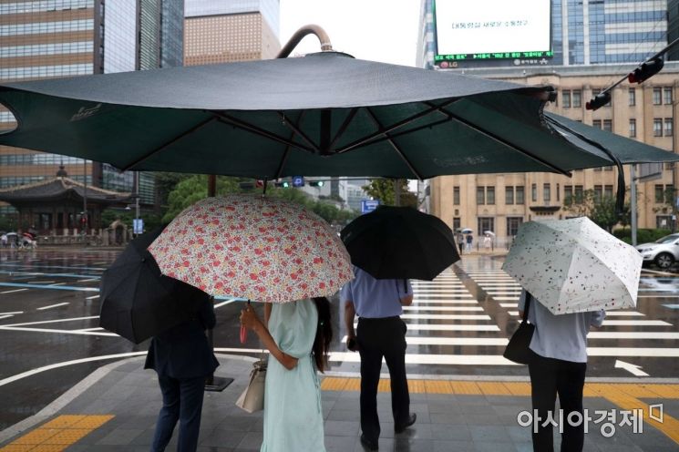 [포토]우산 속 우산에 숨어 