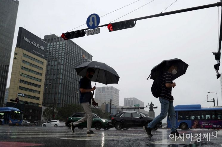 비가 내린 지난 11일 서울 종로구 광화문 사거리에서 시민들이 출근길 발걸음을 재촉하고 있다. /문호남 기자 munonam@