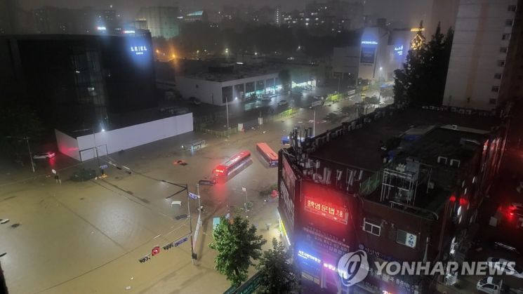 서울에 집중호우가 내린 8일 밤 서울 강남역 인근 도로가 물에 잠겨 있다. [이미지출처=연합뉴스]