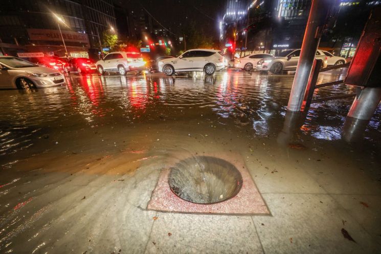 튕겨 오르고 빠지고…"폭우 속 맨홀 주의해야" 