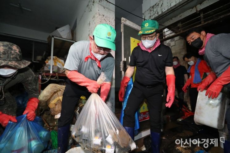 주호영 국민의힘 비상대책위원장이 11일 폭우로 큰 피해를 입은 서울 동작구 사당동의 한 빌딩 지하에서 수해 복구 자원봉사를 하고 있다./국회사진기자단