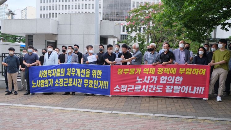 부산시택시운송사업조합 대표자들이 현수막을 들고 조합 성명문을 발표하고 있다.