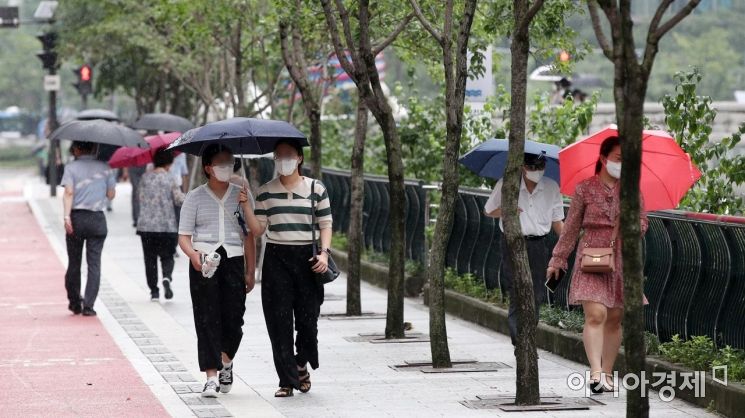 전국 곳곳에 비가 내린 지난 11일 서울 청계천에서 시민들이 우산을 쓴 채 걷고 있다./김현민 기자 kimhyun81@