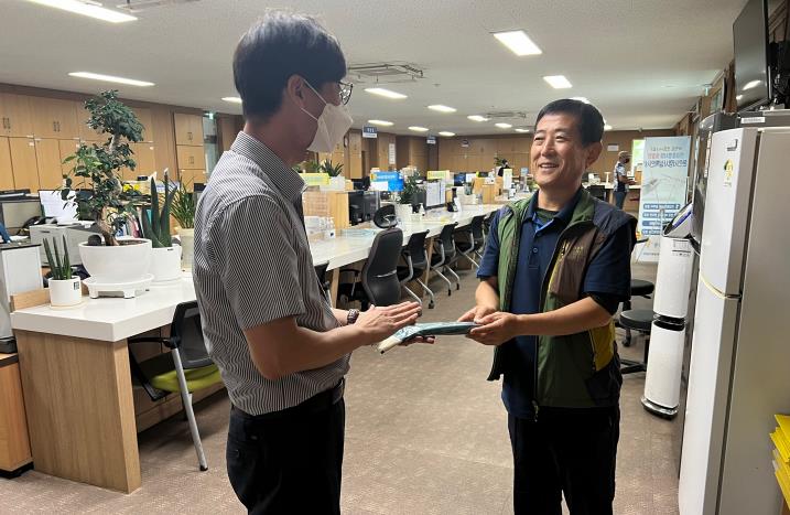 남부발전 ‘안동빛드림본부’, 양산·부채 지원으로 지역상생 실천 …  지역민 여름철 온열질환 예방 위해