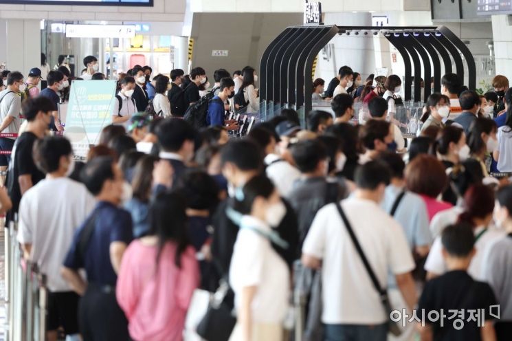 [포토]여행객 붐비는 김포공항 