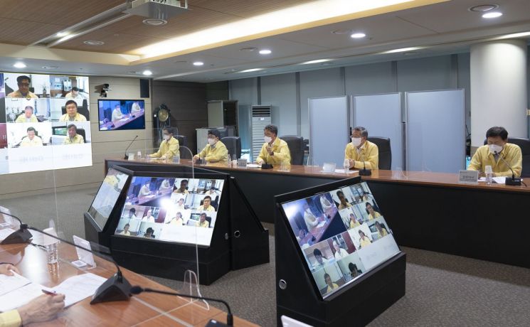 김종호 기술보증기금 이사장(오른쪽 두번째)이 대책반에서 피해점검 및 긴급대책회의를 하고 있다.