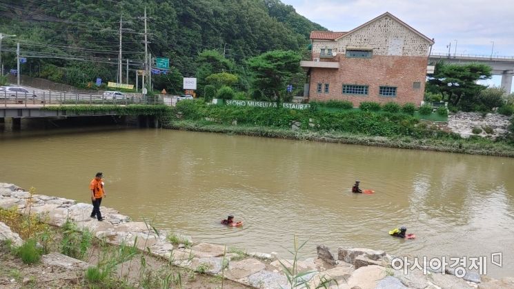 북한강변 수중 수색작업을 펼치고 있는 소방 당국 [남양주시]