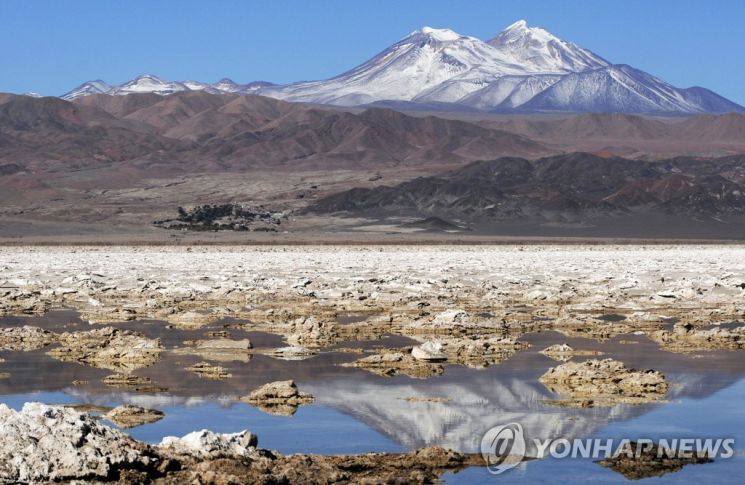 리튬이 대량으로 매장된 칠레의 소금호수 [이미지출처=연합뉴스]