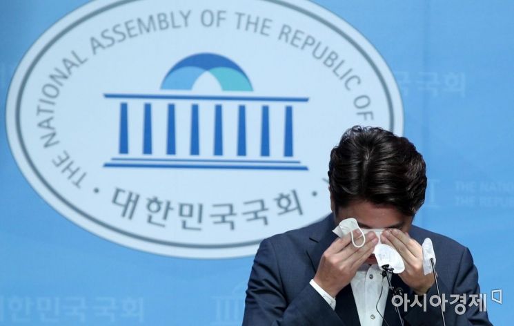[포토] 눈물 훔치는 이준석 