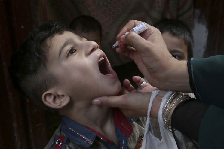 소아마비 백신을 투여받고 있는 파키스탄의 한 어린이 [이미지출처=AP연합뉴스]