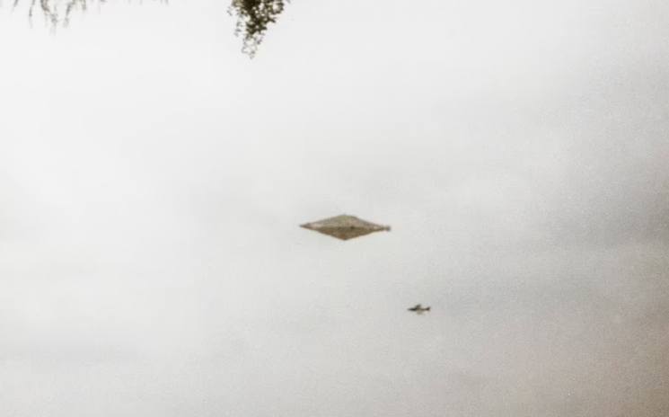 32년 전 촬영된 다이아몬드 형체의 미확인비행물체(UFO)의 모습. 오른쪽 아래엔 비행 중인 영국 공군기. 사진=데일리 메일 캡처