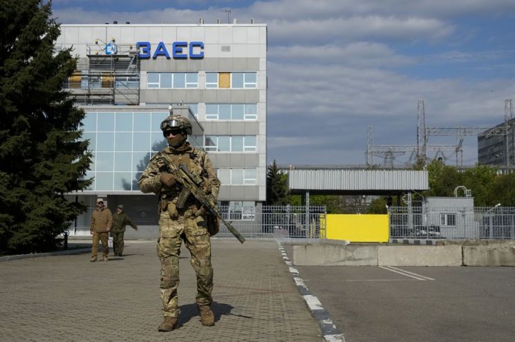 지난 5월 1일(현지시간) 러시아군이 점령하고 있는 우크라이나 자포리자 원자력발전소 구내에서 러시아군 병사가 경비를 서고 있다.  ＜사진=AP연합＞