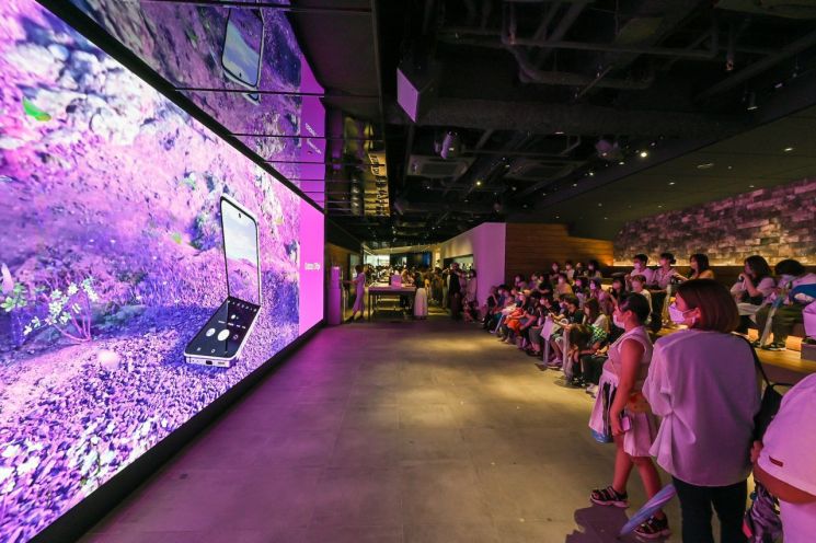 일본 도쿄의 갤럭시 하라주쿠(쇼케이스)에서 소비자들이 '갤럭시 Z 플립4 X BTS' 디지털 영상을 관람하고 있다. (사진제공:삼성전자)