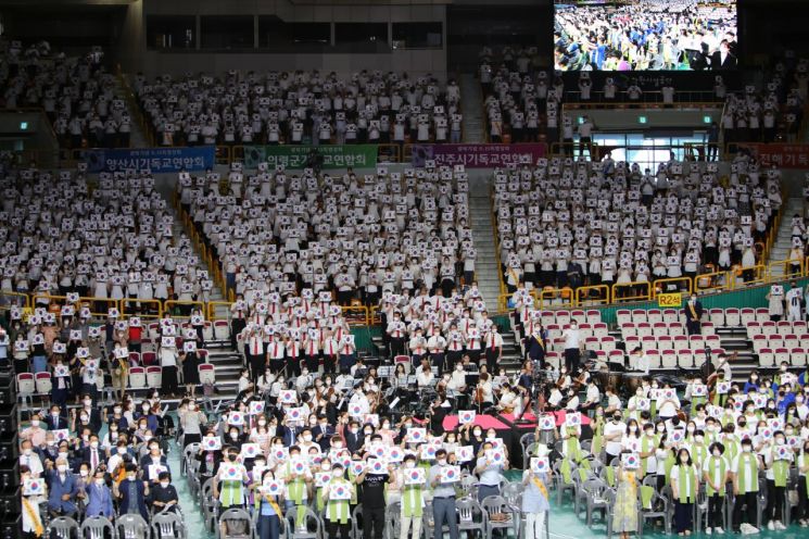 경남기독교총연합회 주관 광복 77주년 기념 8·15 특별성회에서 태극기를 펼치고 만세를 외치는 성도들. / 이세령 기자 ryeong@