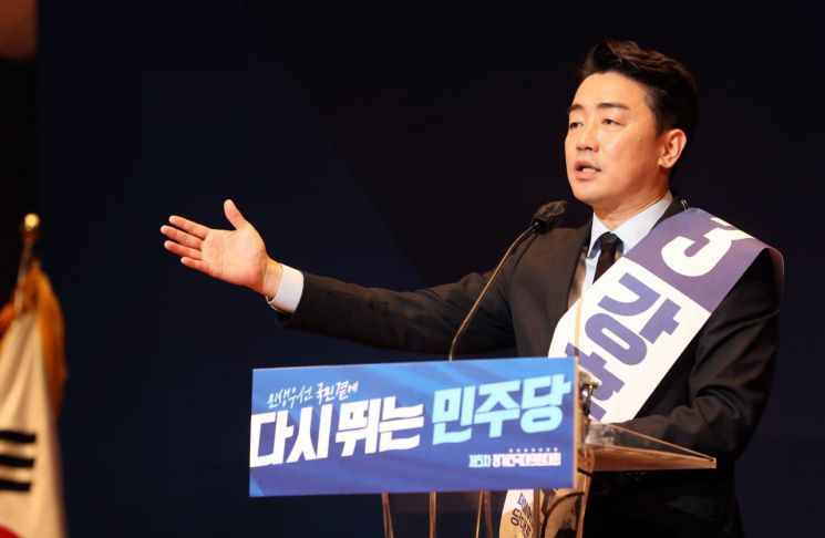 민주당 강훈식, 오후1시 긴급 기자회견…당대표 후보 사퇴하나