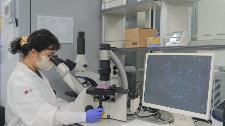 LG전자 품질경영센터 산하 물질분석공인랩이 최근 글로벌 시험ㆍ인증기관 TUV 라인란드로부터 항바이러스 시험소 인증을 받았다. LG전자 연구원이 현미경을 이용해 항바이러스 성능을 평가하고 있다.